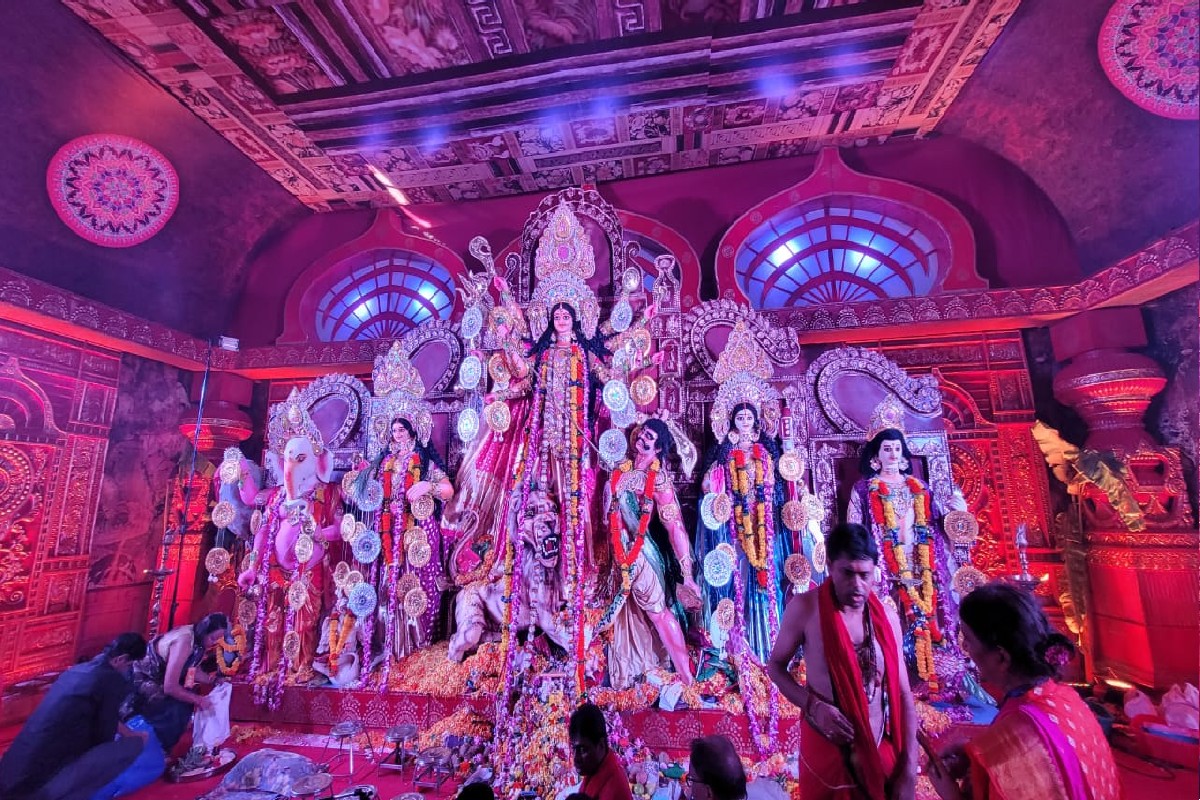 Navratri 2022 : शिवाजी पार्कात अवतरली बंगाली संस्कृती, भव्य दुर्गापूजेचा पाहा Video