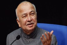 सुशीलकुमार शिंदेंची कमाल, रेल्वेत मोबाईल चोरताना चोराला रंगेहाथ पकडलं! सुशीलकुमार शिंदेंची कमाल, रेल्वेत मोबाईल चोरताना चोराला रंगेहाथ पकडलं!
