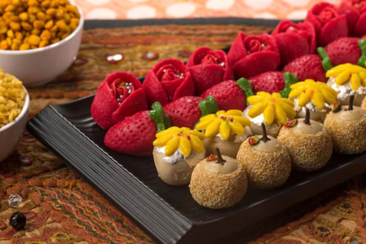 Diwali 2022 : मधुमेही रुग्णही घेऊ शकतात मिठाईचा आस्वाद, फक्त साखरेऐवजी या गोड पदार्थांचा करा वापर