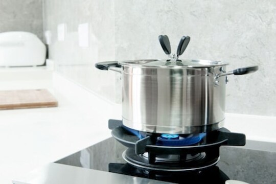Cooking Tips : कितीही वापरला तरी महिन्याच्या आत संपणार नाही Cooking Gas; असा जबरदस्त जुगाड