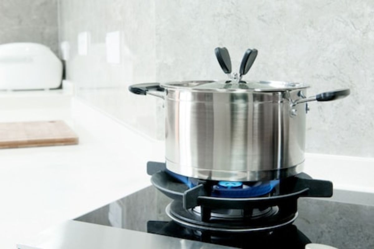 Cooking Tips : कितीही वापरला तरी महिन्याच्या आत संपणार नाही Cooking Gas; असा जबरदस्त जुगाड