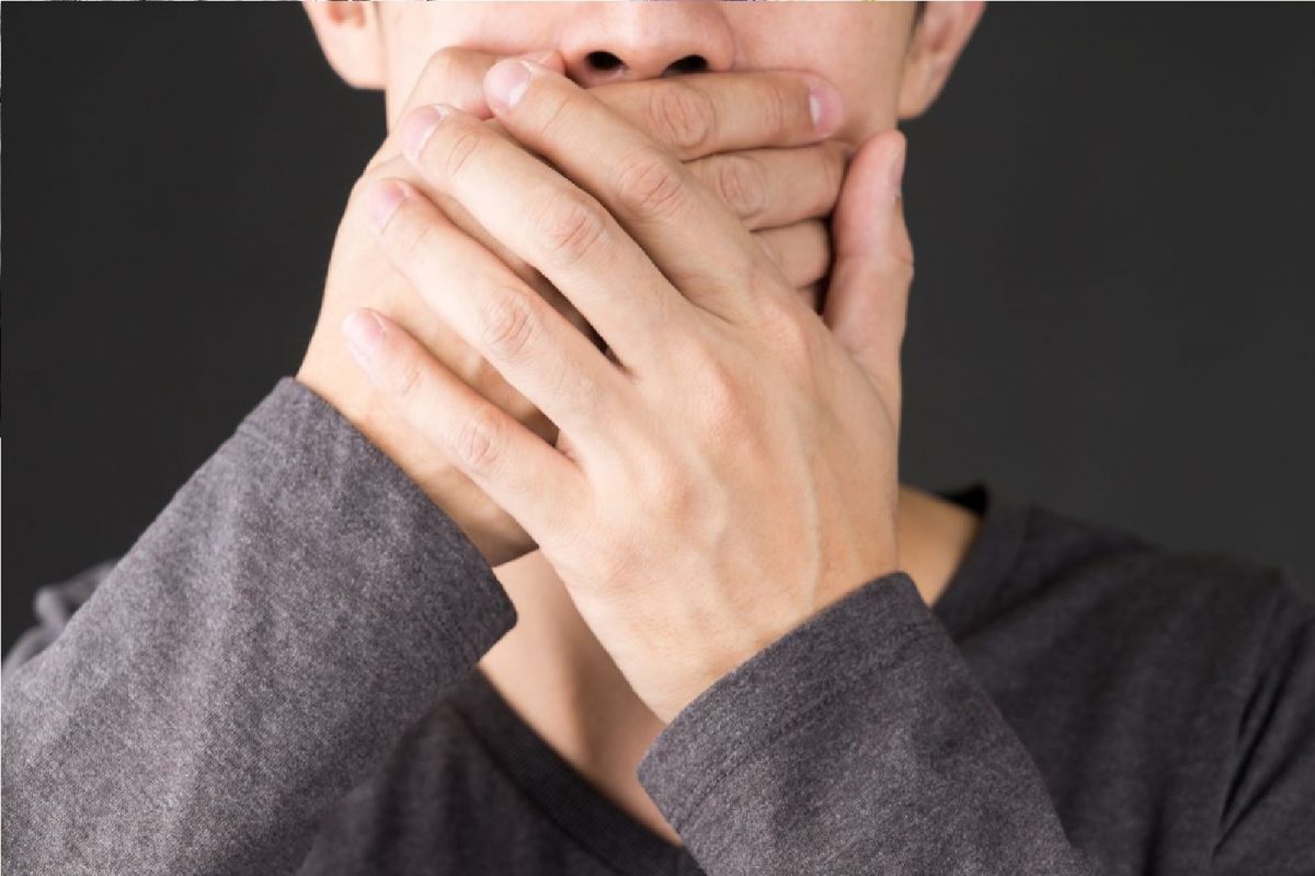 तरुणपणातच सर्व दात पडले.