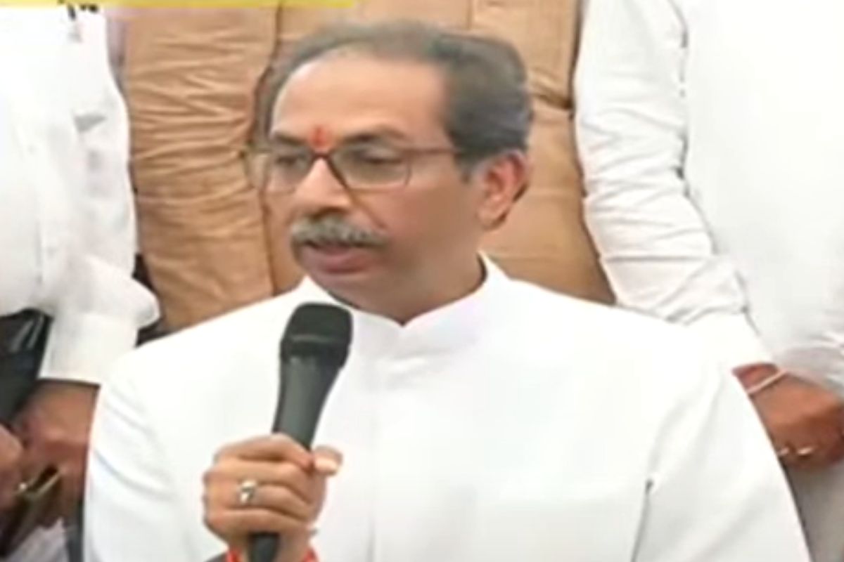 एका बाजूला दिवाळी सुरू आहे, आणि दुसरीकडे शेतकऱ्यांचा दिवाळं निघालं आहे. कपडे काय घालायचे असे प्रश्न सर्वांना पडले आहे, पण शेतकऱ्याच्या घरी भक्कास असं वातावरण आहे.