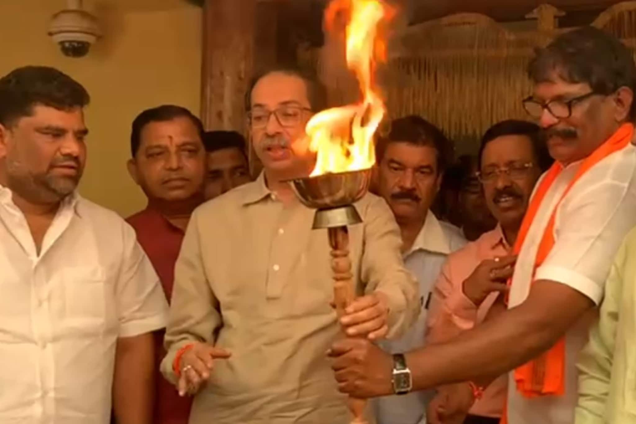 अन् 'मातोश्री'वर पोहोचली 'मशाल', उद्धव ठाकरे चिन्हाबद्दल पहिल्यांदाच बोलले,