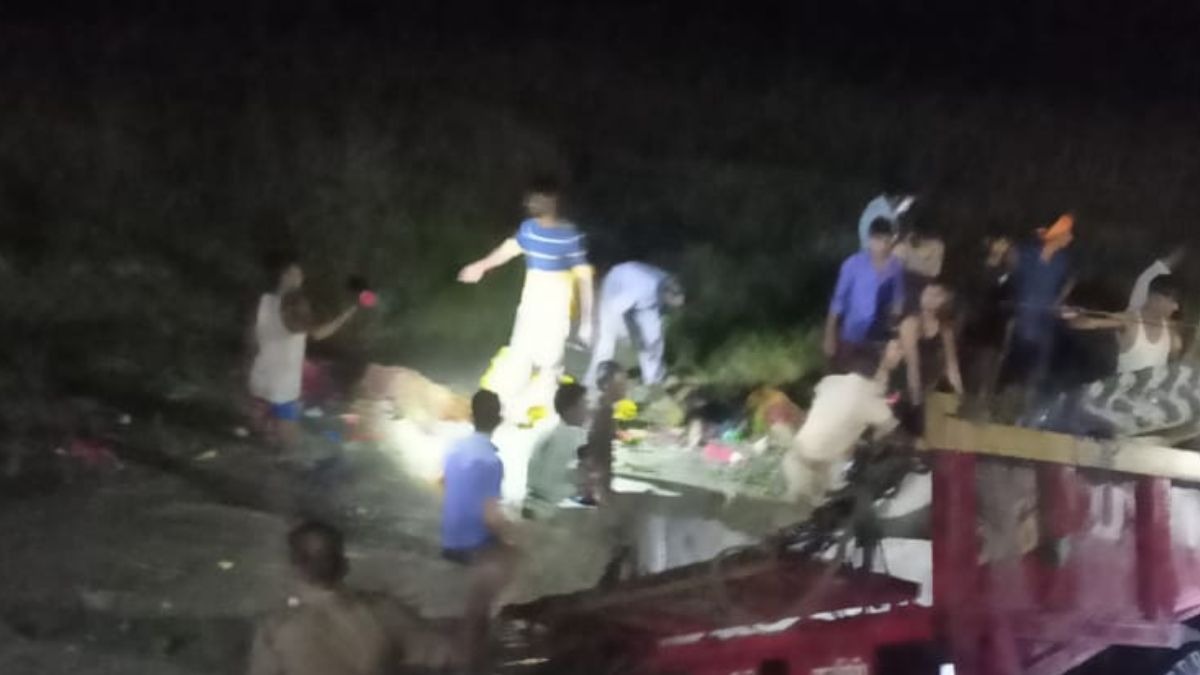Uttar Pradesh Accident : देवदर्शनासाठी गेलेल्या भाविकांवर काळाचा घाला, 11 मुलांसह 26 भाविकांचा जागीच मृत्यू
