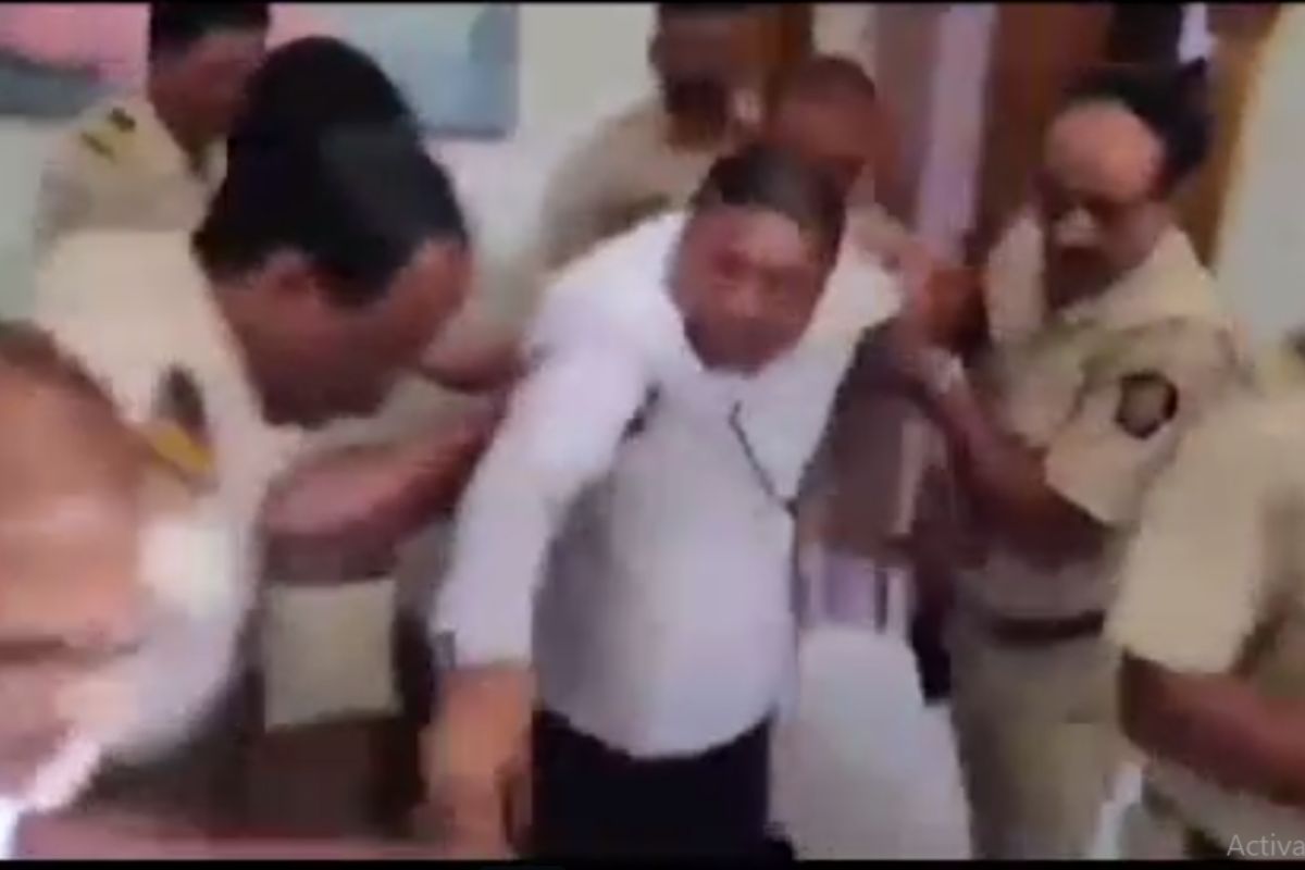 आंदोलन करते आज मोर्चा काढण्यावर ठाम असल्याने पोलिसांनी आंदोलनकर्त्यांची शहरभर धरपकड सुरू केली.