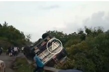 प्रवाशी रस्त्यावरील जाताना कडेला उभा असलेला ट्रक दरीत पलटला, धक्कादायक Video प्रवाशी रस्त्यावरील जाताना कडेला उभा असलेला ट्रक दरीत पलटला, धक्कादायक Video