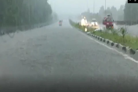 Weather Update Rain : पुढचे दोन दिवस परतीचा पाऊस सर्जीकल स्ट्राईक करणार, मुंबई, पुणे, कोल्हापुरात सावधानतेचा इशारा