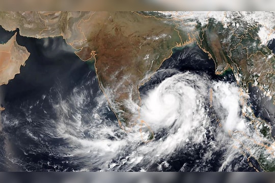 Weather Update Cyclone : दिवाळीत रेनकोट वापरावे लागणार? आले चक्रीवादळाचे संकट, पाऊस पुन्हा कोसळणार!