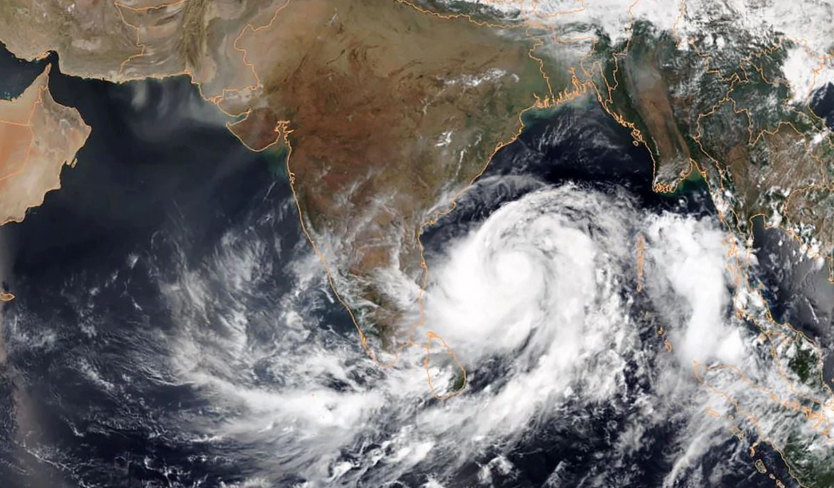 Weather Update Cyclone : दिवाळीत रेनकोट वापरावे लागणार? आले चक्रीवादळाचे संकट, पाऊस पुन्हा कोसळणार!