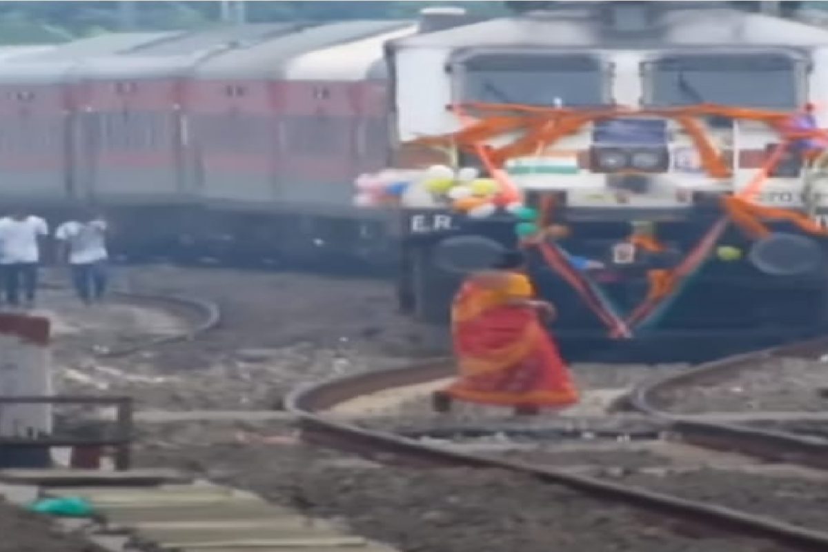 VIDEO - ट्रेनचा हॉर्न वाजत होता, लोक ओरडत होते; तरी रेल्वेसमोर आपल्याच धुंदीत चालत राहिली महिला आणि...