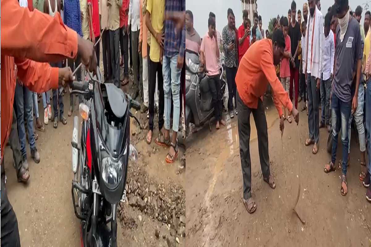बाईक चालवताना खोपडीतून अचानक नाग फणा काढून बाहेर आला