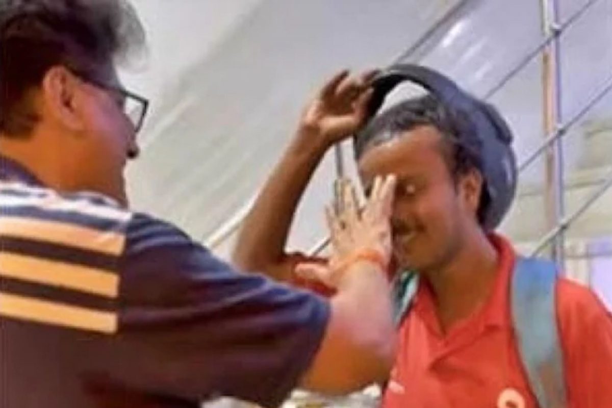 Viral Video : झोमॅटो डिलिव्हरी बॉयसाठी ग्राहक औक्षणाचं ताट घेऊन उभा, तो दिसताच...