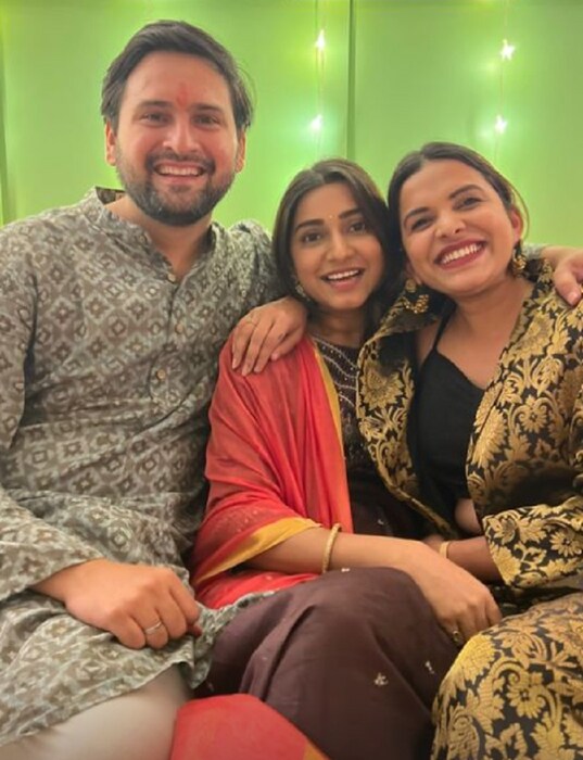 अभिनेत्री गौरी नलावडेनं देखील सिद्धार्थ मितालीबरोबर त्यांच्या नव्या घरी फोटो क्लिक केलेत. 