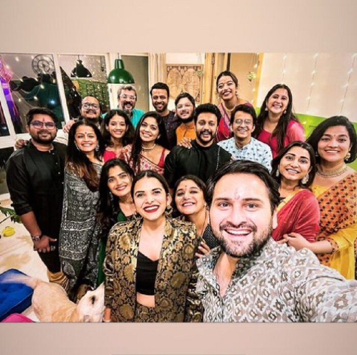 अभिनेत्री इशा केसकर, क्षिती जोग, हेमंत ढोमे, लोकेश गुप्ते, गायत्री दातार हे कलाकार सिद्धार्थच्या घरी पार्टीसाठी आले होते.
