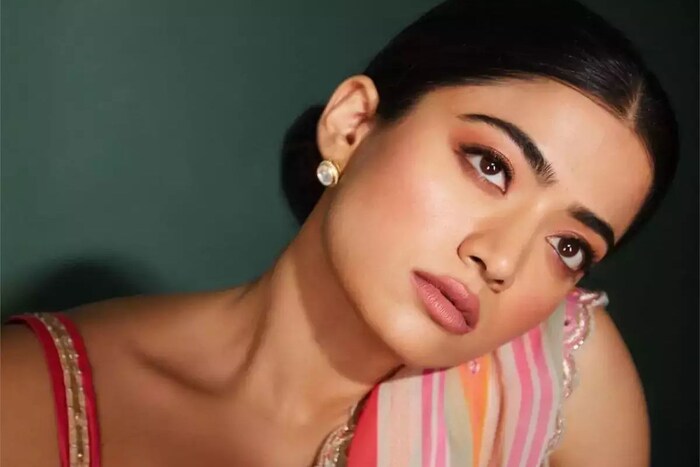 यावेळी बोलताना अभिनेत्रीने सांगितलं की, मी बाहेरून घरी परतल्यानंतर सर्वात आधी माझ्या आई वडिलांच्या आणि घरात असणाऱ्या मदतनिसांच्यापण पाया पडते. 