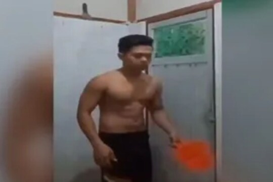 हिवाळ्यात आंघोळ करण्याचं निंजा टेक्निक तुम्हाला माहिती आहे का? बघा व्हिडिओ