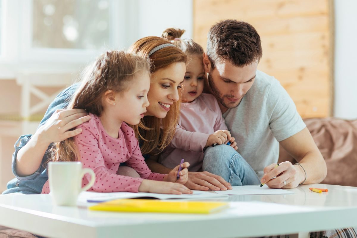 मुलांसमोर पालकांनी या 6 गोष्टी बोलू नयेत; त्यांच्या व्यक्तिमत्वावर होतो चुकीचा परिणाम