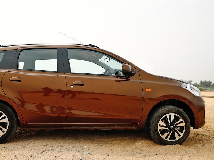 Datsun Go च्या वाढत्या लोकप्रियतेनंतर कंपनीने तिचं 7 सीटर मॉडेल गो प्लस लॉन्च केले. बजेट सेगमेंटच्या 7 सीटरमध्ये ही कार खूप लोकप्रिय आहे, तिची किंमत 4,25,926 रुपयांपासून सुरू होते आणि 6,99,976 रुपयांपर्यंत जाते.