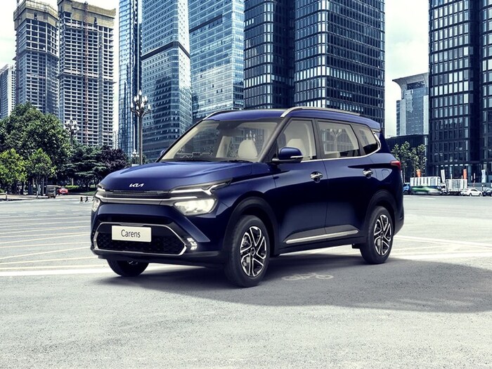  Kia ने यावर्षी लॉन्च केलेली MPV कारेंस तुमच्या बजेटमध्ये देखील येऊ शकते. कंपनी लवकरच या कारचे फेसलिफ्ट लॉन्च करण्याच्या तयारीत आहे. कारची किंमत 9,59,900 रुपयांपासून सुरू होते आणि 16,59,900 रुपयांपर्यंत जाते.