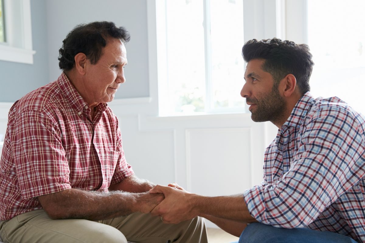 वडिलांशी बोलताना या गोष्टींचे नेहमी भान ठेवा, तुमचे हे शब्द त्यांचे मन खूप दुखावतात