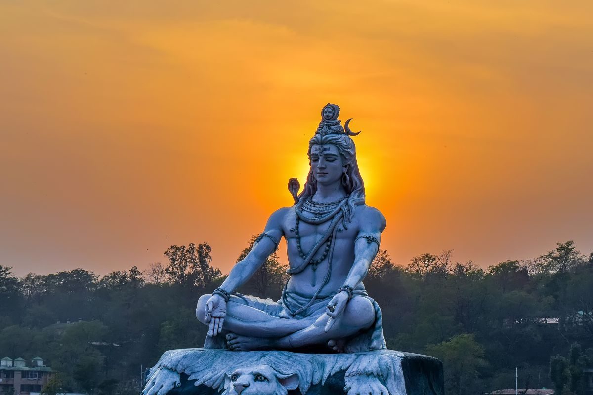 शिव-शंकराची राहील कुटुंबावर कायम कृपादृष्टी; सोमवारी पूजा करताना हे 5 उपाय करा