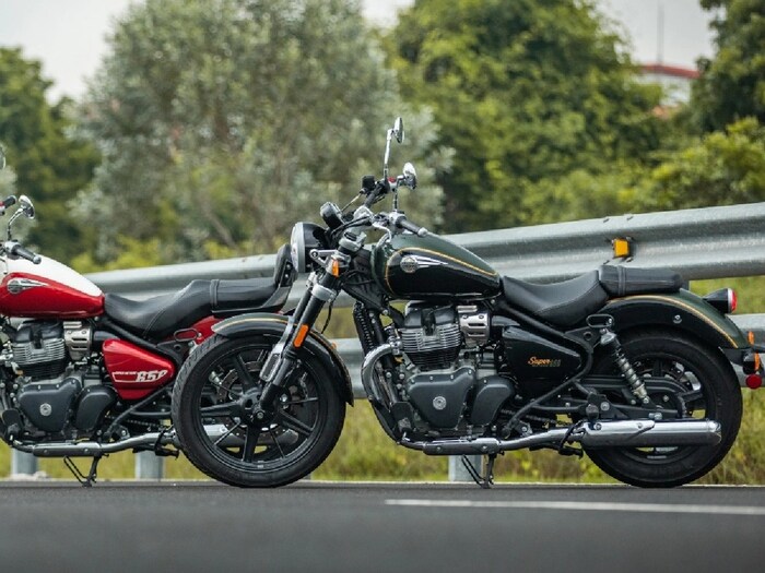 नवीन Royal Enfield Meteor 650 ही स्टायलिश क्रूझर बाईक आहे. या बाईकला समोरील बाजूस ऑल-एलईडी हेडलॅम्प, चंकी अपसाइड-डाउन फॉर्क्स आणि दहा-स्पोक अलॉय व्हील्स आहेत. मोटारसायकलला मस्क्यूलर इंधन टाकी, स्प्लिट सीट सेट अप, ट्विन एक्झॉस्ट पाईप्स आणि एलईडी टेल लॅम्प देखील मिळतो. (फोटो क्रेडिट्स: रॉयल एनफिल्ड)