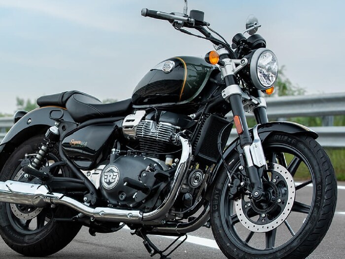 Royal Enfield Meteor 650 दोन मॉडेल्स आणि तीन कलरवेमध्ये लाँच केली जाईल, जी पुढे सात रंग प्रकारांमध्ये विभागली गेली आहे. एस्ट्रल ब्लॅक, अॅस्ट्रल ब्लू, अॅस्ट्रल ग्रीन, इंटरस्टेलर ग्रे, इंटरस्टेलर ग्रीन, सेलेस्टियल रेड आणि सेलेस्टियल ब्लू हे ते कलर आहेत. (फोटो क्रेडिट्स: रॉयल एनफिल्ड)