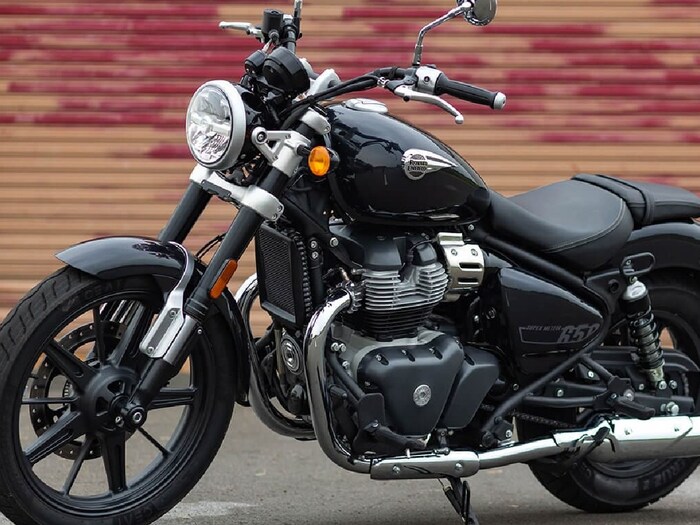 नवीन बाइकमध्ये 650cc पॅरलल-ट्विन इंजिन आहे, जे इंटरसेप्टर 650 आणि कॉन्टिनेंटल जीटी 650 मध्ये देखील आढळते. तथापि तिला क्रूझर टच देण्यासाठी तिला थोडंस पुन्हा ट्यून केलं गेलं आहे. ही 650cc पॅरलल-ट्विन, एअर- आणि ऑइल-कूल्ड मोटर 6-स्पीड गिअरबॉक्सशी जोडलेली, सुपर मेटिअरमध्ये 47 bhp आणि 52 Nm पीक टॉर्क विकसित करते. (फोटो क्रेडिट्स: रॉयल एनफिल्ड)