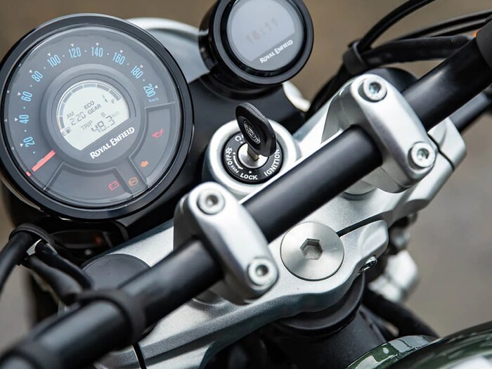 Royal Enfield Meteor 650 ला 43mm USD फ्रंट फोर्क्स आणि मागील बाजूस एक मोनो-शॉक ऑब्जर मिळतो. ब्रेकिंगसाठी मोटरसायकलला दोन्ही व्हील्सवर एबीएससह स्पोर्ट्स डिस्क मिळतात. (फोटो क्रेडिट्स: रॉयल एनफिल्ड)