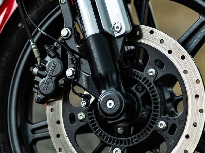 वैशिष्ट्यांच्या बाबतीत, या बाईकला RE च्या ट्रिपर नेव्हिगेशन सिस्टमसह ट्विन-पॉड इन्स्ट्रुमेंट क्लस्टर मिळतो, जो देशात पर्यायी ऍक्सेसरी म्हणून विकला जाऊ शकतो. नवीन बाईक या महिन्यात लाँच होऊ शकते आणि तिची विक्री लवकरच सुरू होऊ शकते. (फोटो क्रेडिट्स: रॉयल एनफिल्ड)