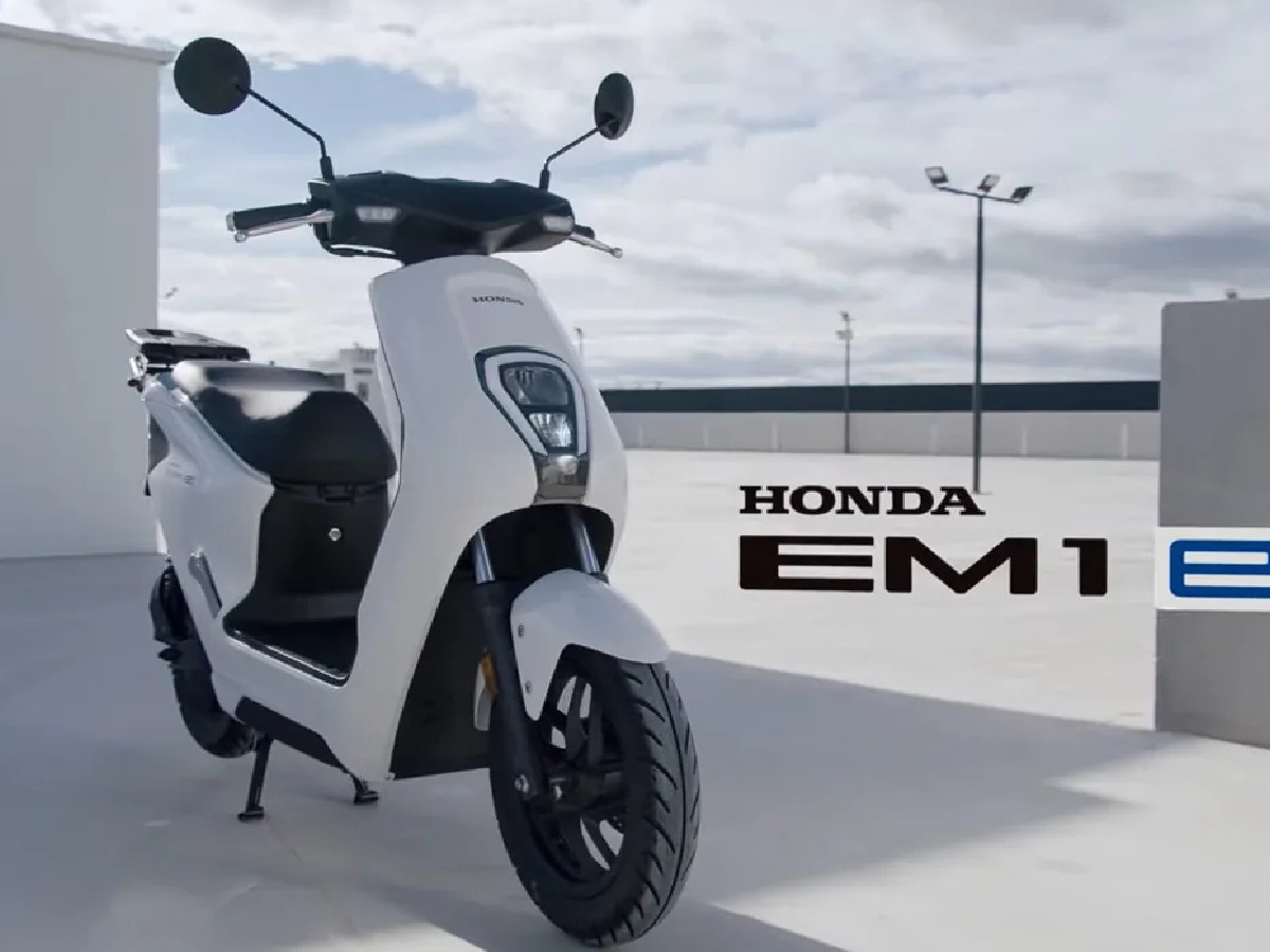 जपानी कंपनी होंडा युरोपियन बाजारपेठेनंतर ही स्कूटर भारतातही लॉन्च करू शकते. कंपनी पुढील दोन वर्षांत 10 इलेक्ट्रिक मॉडेल्स लॉन्च करण्याची योजना आखत आहे. कंपनीची ही इलेक्ट्रिक स्कूटर अतिशय आकर्षक डिझाइनसह आली आहे. (फोटो क्रेडिट्स: होंडा)