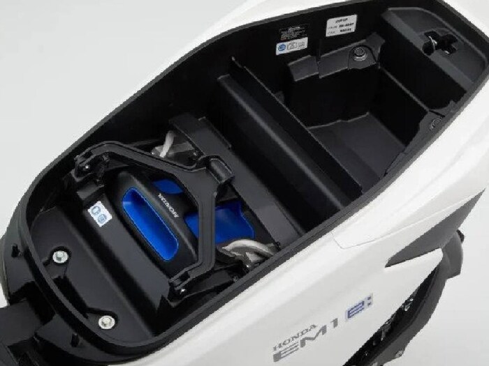 स्कूटरला मोठा लगेज रॅक मिळतो आणि तिला 10-इंचाचे मागील चाक मिळते. तसेच 12-इंच फ्रंट व्हील, फ्रंट डिस्क ब्रेक आणि टेलिस्कोपिक फ्रंट फोर्क्स मिळतात. लाइटिंग ऑल-एलईडी आहे आणि इन्स्ट्रुमेंट कन्सोल एलसीडी आहे. (फोटो क्रेडिट्स: होंडा)