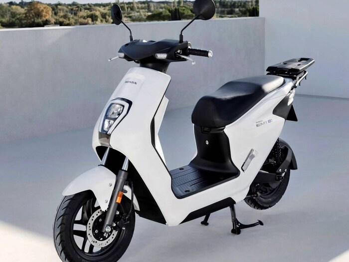 स्कूटरमध्ये काढता येणारी बॅटरी उपलब्ध आहे. कंपनी याला मोबाईल पॉवर पॅक (MPP) म्हणत आहे. MPP ही स्वाइपेबल बॅटरी आहे, जी घरच्या घरी चार्ज करण्यासाठी स्कूटरमधून काढली जाऊ शकते. (फोटो क्रेडिट्स: होंडा)