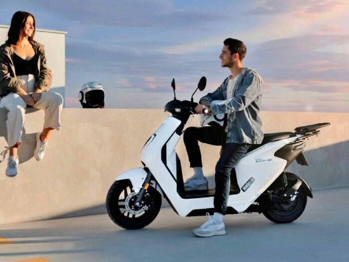 एका चार्जवर ती 40 किमी पेक्षा जास्त धावू शकते असा दावा कंपनीने केला आहे. त्याचा टॉप स्पीड 45 किमी प्रतितास निश्चित करण्यात आला आहे. (फोटो क्रेडिट्स: होंडा)