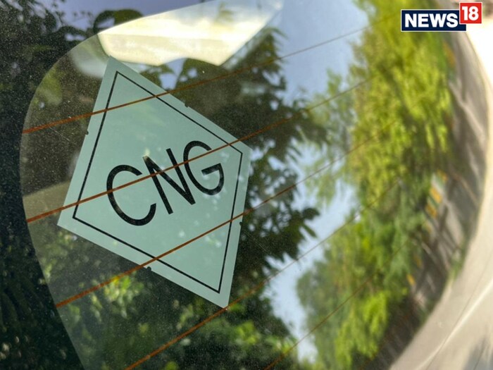 सीएनजी गॅस वाफेच्या रूपात इंधन टाकीतून वाफेच्या स्वरुपात उडू शकतं. यासाठी गॅस लीडमध्ये काही गळती आहे का ते तपासा. गॅस लीड घट्ट बंद आहे की नाही. तसेच गाडी नेहमी सावलीत किंवा झाडाखाली पार्क करावी. जेणेकरून सूर्यप्रकाशाचा थेट परिणाम कारवर होणार नाही आणि सीएनजी गॅसचं बाष्पीभवन होण्याची शक्यता कमी होईल.