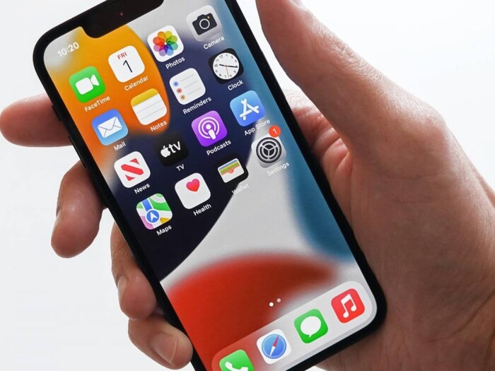 iPhone 12 Mini च्या स्पेसिफिकेशनबद्दल बोलायचे झाले तर यात 5.4-इंचाचा सुपर रेटिना XDR डिस्प्ले मिळत आहे. यामध्ये तुम्हाला फ्रंटमध्ये 12 MP TrueDepth कॅमेरा मिळत आहे. यासोबतच तुम्हाला 4K डॉल्बी व्हिजन आणि HDR रेकॉर्डिंगची सुविधाही मिळेल. (प्रतिकात्मक चित्र).