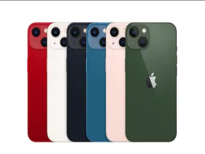 iPhone 13 मध्ये A15 Bionic चिपसेट आहे. यात 6.1-इंचाचा सुपर रेटिना XDR OLED डिस्प्ले आहे. यात 12 मेगापिक्सेलचे 2 कॅमेरे असून त्याच्या मागील बाजूस अल्ट्रा वाइड सेन्सर आहे. त्याचा फ्रंट कॅमेरा देखील 12 मेगापिक्सेलचा आहे. 