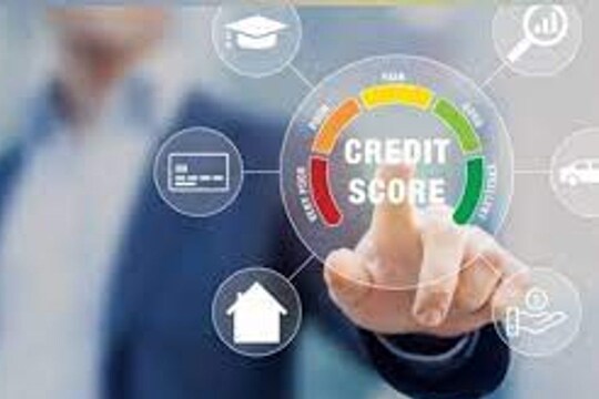 बँक कसं ठरवते कोणाला किती लोन द्यायचं? नेमका काय आहे नियम