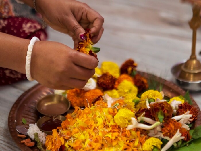 3. विष्णू मंत्र : सर्व मनोकामना पूर्ण होण्यासाठी गुरुवारी विष्णु मंत्राचा जप करावा. याने सर्व संकटे दूर होतात आणि जीवनात सुख-शांती राहते. ॐ नमो भगवते वासुदेवाय ।