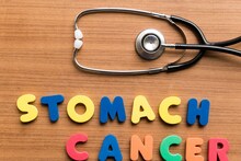 पोटदुखी, अपचनकडे दुर्लक्ष नको; Stomach Cancer असेल तर अशी लक्षणे बळावतात