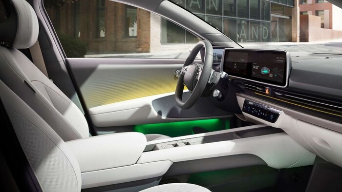 Ioniq 6 चे ऑल-व्हील ड्राइव्ह व्हेरियंट 77.4 kWh बॅटरी पॅकसह येतं. ही कार एका चार्जवर 614 किमी पर्यंत ड्रायव्हिंग रेंज देते. Ioniq 6 400V आर्किटेक्चरवर बेस्ड आहे.