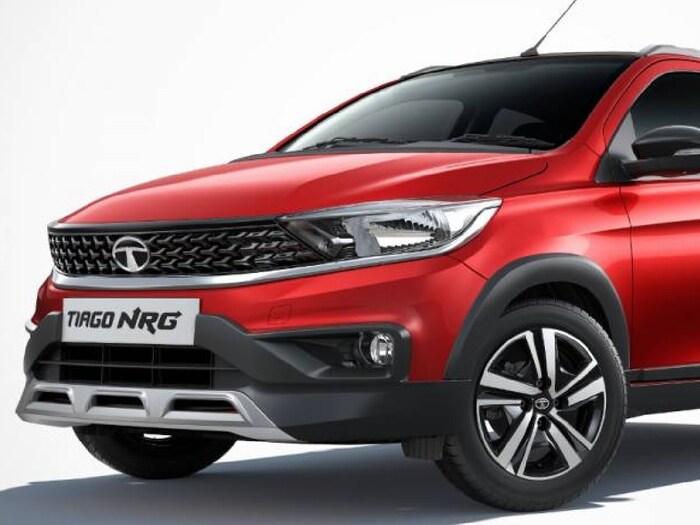 नवीन Tiago NRG ICNG फॉरेस्टा ग्रीन, फायर रेड, पोलर व्हाइट आणि क्लाउडी ग्रे या चार रंगांमध्ये उपलब्ध आहे. कंपनीच्या देशभरातील अधिकृत डीलरशिपवर या कारसाठी बुकिंग सुरू झालं आहे. टाटा मोटर्स
