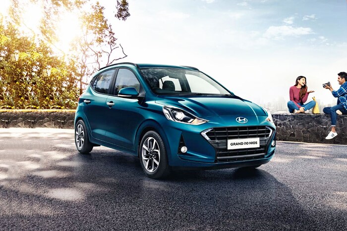 Hyundai Grand i10 Nios हॅचबॅकला पुढील वर्षी मिड-लाइफ अपडेट मिळेल. हे मॉडेल सध्या चाचणीच्या टप्प्यात आहे. नुकतीच या कारची चाचणी होत असतानाचे फोटो समोर आले होते. नव्या एडिशनमध्ये नवी फ्रंट ग्रिल, एलईडी डीआरएलसह सुधारित हेडलॅम्प, अद्ययावत रिअर बंपर आणि नव्यानं डिझाइन केलेले टेललॅम्प मिळतील.