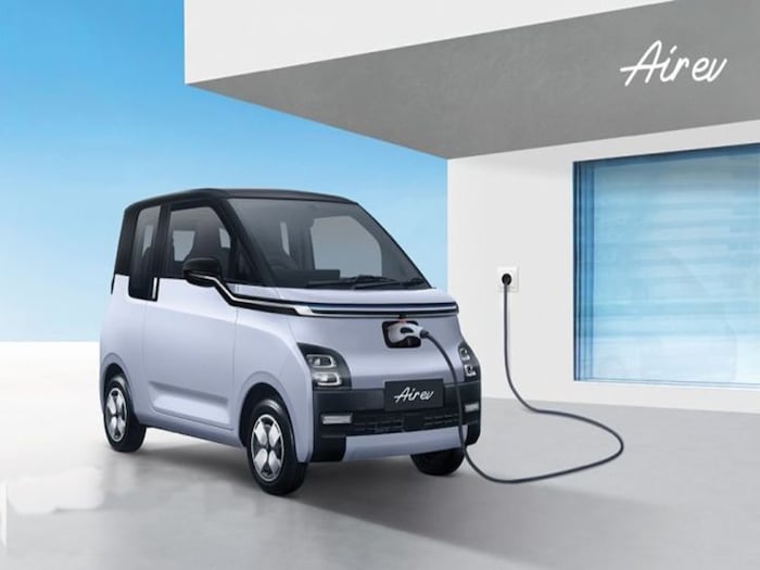 MG Air EV India लाँच 2023 च्या सुरुवातीसाठी निश्चित करण्यात आली आहे. जानेवारीमध्ये दिल्ली ऑटो एक्सपोमध्ये ऑटोमेकर आपली आगामी 2-डोअर इलेक्ट्रिक कार प्रदर्शित करेल. कंपनीचं म्हणणं आहे की तिची नवीन EV नुकत्याच लाँच झालेल्या Tata Tiago EV हॅचबॅकपेक्षा प्रीमियम असेल. तिची किंमत 10 लाख रुपयांपासून सुरू होण्याची शक्यता आहे.