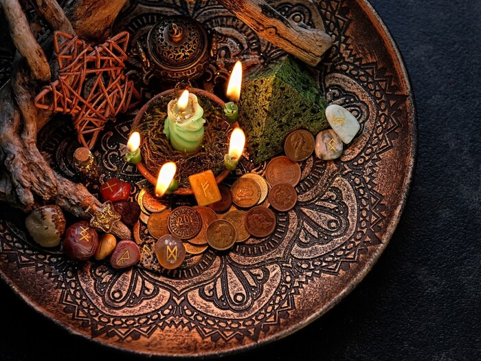 आता एका नवीन अभ्यासात, वॉशिंग्टन विद्यापीठातील अमेरिकन अर्थशास्त्रज्ञ बोरिस ग्रेशमन यांना असे आढळून आले आहे की जादूटोण्यावरील विश्वास पूर्वीच्या विचारांपेक्षा अधिक व्यापक आहे. ग्रेशमनने 95 देश आणि प्रदेशांमधील 1.4 लाख लोकांकडून अतिशय तपशीलवार डेटा गोळा केला. यातील 40 टक्के सहभागींनी कबूल केले की त्यांचा असा विश्वास आहे की असे काही लोक आहेत जे जादूटोण्याद्वारे शाप किंवा शापासारखे काहीतरी देऊ शकतात, ज्यामुळे वाईट गोष्टी घडू शकतात. (प्रतिनिधी फोटो: शटरस्टॉक)