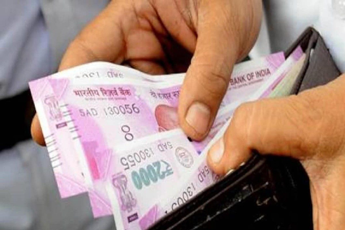 ग्राहकांना मोठा दणका! 3 बँकांनी वाढवलं व्याजदर, पाहा तुमच्यावर किती वाढणार EMI चा बोजा