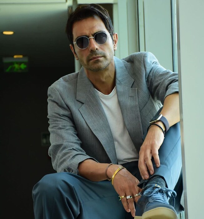 अर्जुनने 21 वर्षांच्या लग्नानंतर माजी मिस इंडिया आणि सुपरमॉडेल मेहर जेसियाला 1998 मध्ये घटस्फोट दिला. हे सर्वांसाठी धक्कादायक होते. अर्जुन आणि मेहर यांना महिका आणि मायरा या दोन मुलीही आहेत. दोघेही सध्या आईसोबत राहतात.