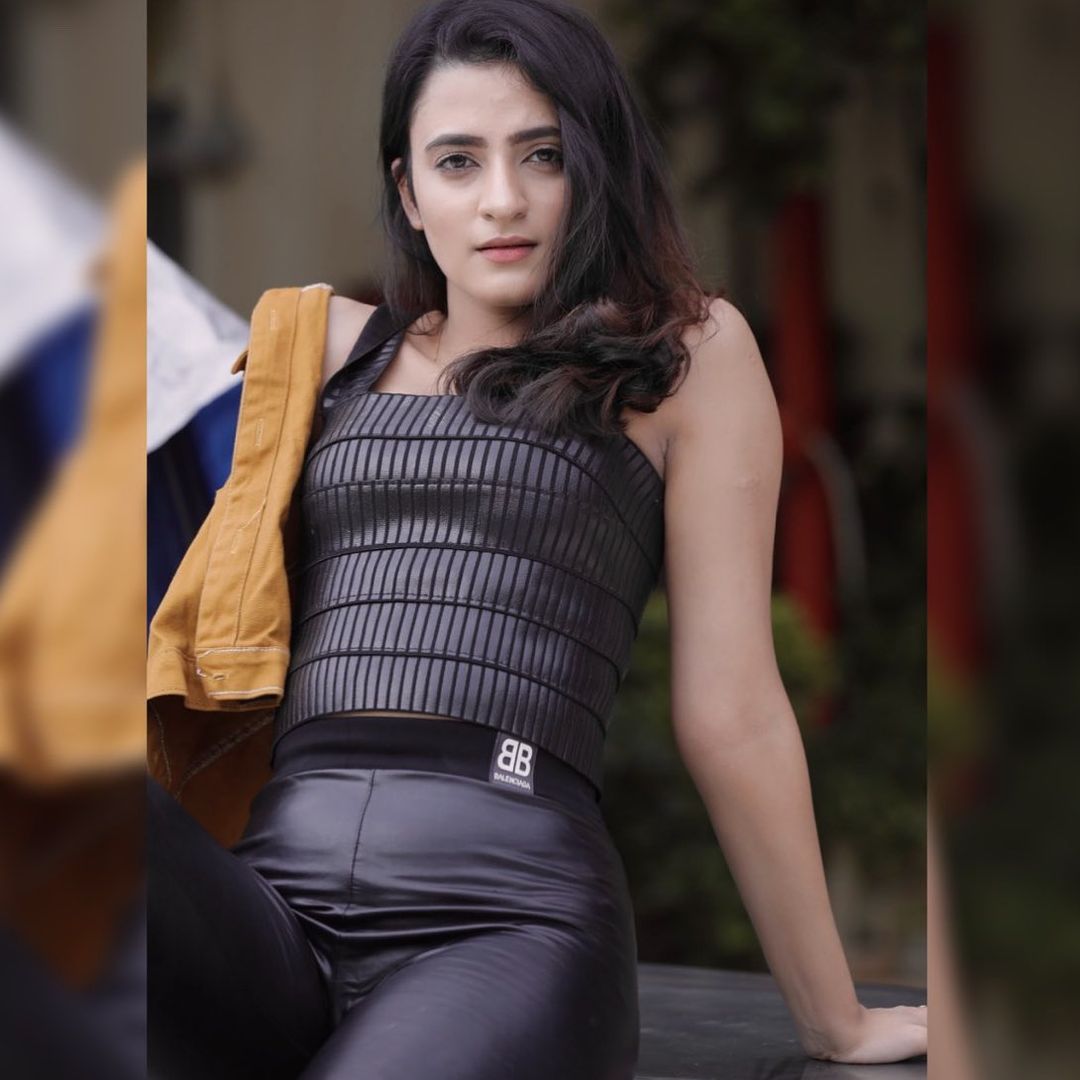 मनोरंजन विश्वात कास्टिंग काउच ही एक सामान्य गोष्ट झाली आहे. याबाबत अनेक अभिनेत्रींनी आवाज उठवला आहे. नुकतेच 'शेरदील शेरगिल' चित्रपटातून टीव्ही जगतात पाऊल ठेवणारी अभिनेत्री आयशा कपूरने कास्टिंग काउचबाबतचा तिचा अनुभव शेअर केला आहे. 