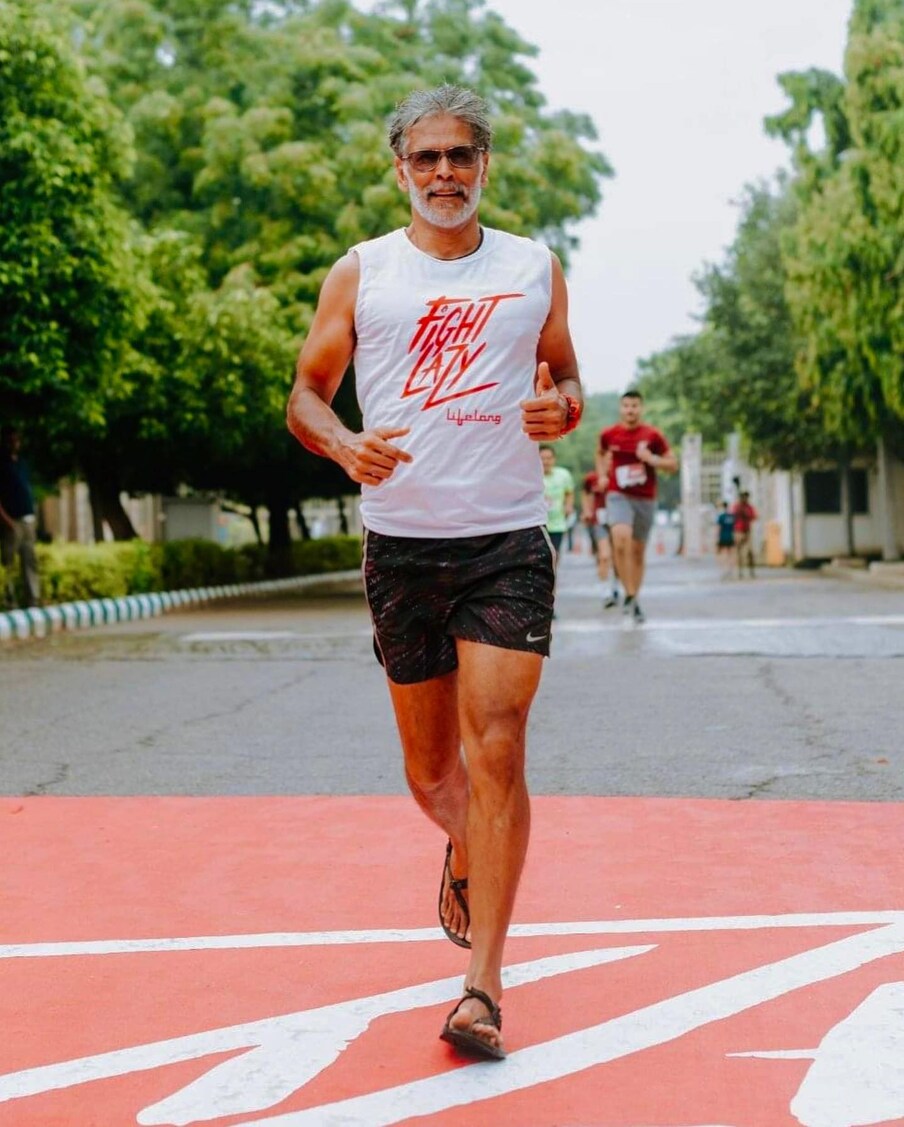 या वयातही मिलिंद सोमणची फिटनेस पाहून भलेभले अवाक् होतात.